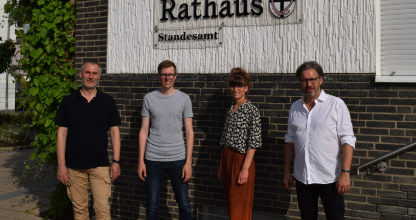 Von Links nach rechts: Ratsherr Günther Westermann mit den Grünen Mitgliedern Clemens John, Viktoria Klink und Stefan Trapp.